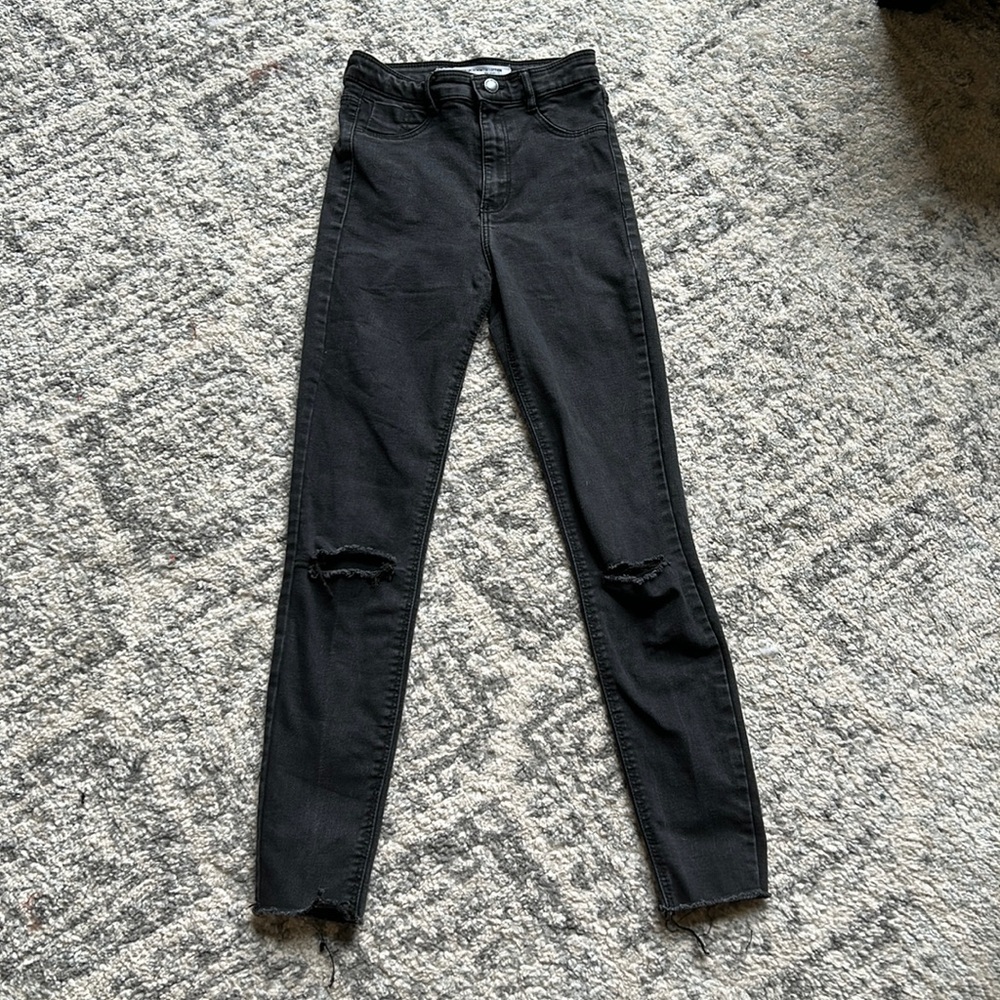 Womans black Zara ripped skinny jeans. trafaluc denim collection.